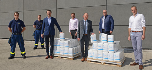 Entrega de los 100 envases de cinco litros de desinfectante de la producción interna de MC-Bauchemie al alcalde de Bottrop, Bernd Tischler, en la sede de la empresa en Am Kruppwald.