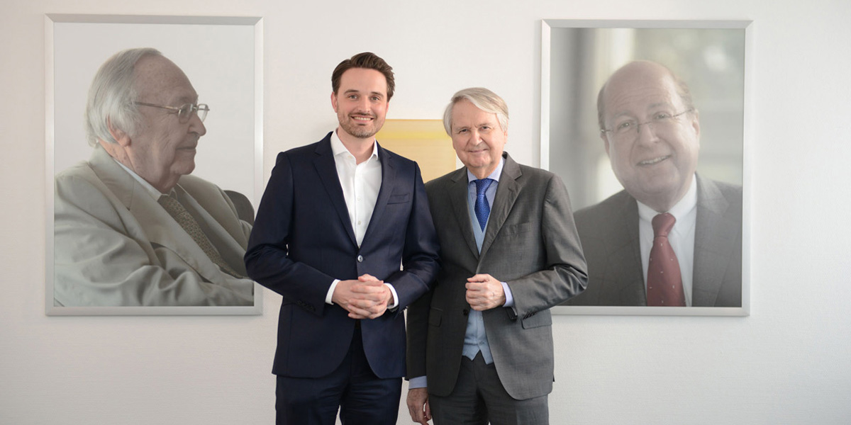 Tres generaciones de la familia de empresarios Müller: El Dr. Claus-M. Müller con su hijo Nicolaus delante de los retratos de su padre y fundador de la empresa, Heinrich W. Müller (izquierda; †2010) y de su hermano, el Dr. Bertram R. Müller (†2012).