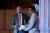 El Director de Desarrollo Comercial de MC en la India, Wolfgang Litz, entrega un premio a un empleado de MC-Bauchemie India. 